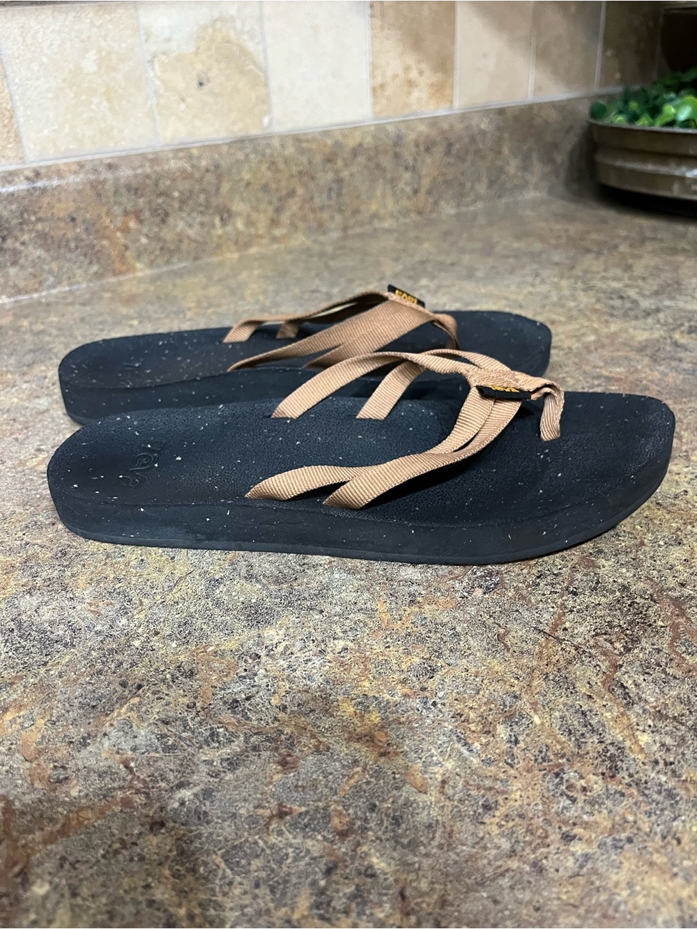 Teva Olowahu Women’s 7 Brown Tan Strappy Mush Flip Flop Sandals Boho Beach